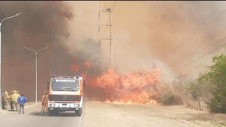 El fuego amenaza Merlo con un frente de más de un kilometro y medio