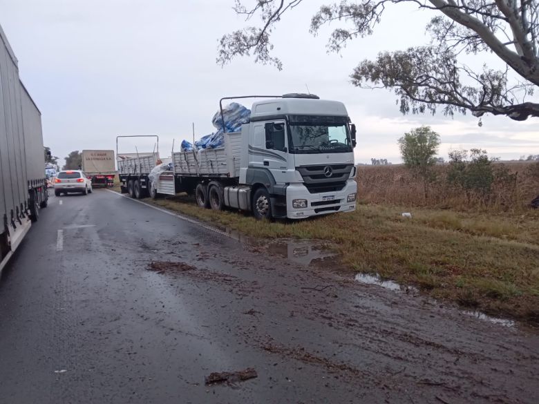 Un camión despistó y volcó toda su carga