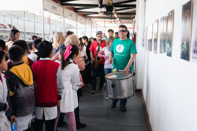 Con la presencia de escuelas y el grupo Maroma abrió sus puertas la 18° Feria del Libro "Juan Filloy”