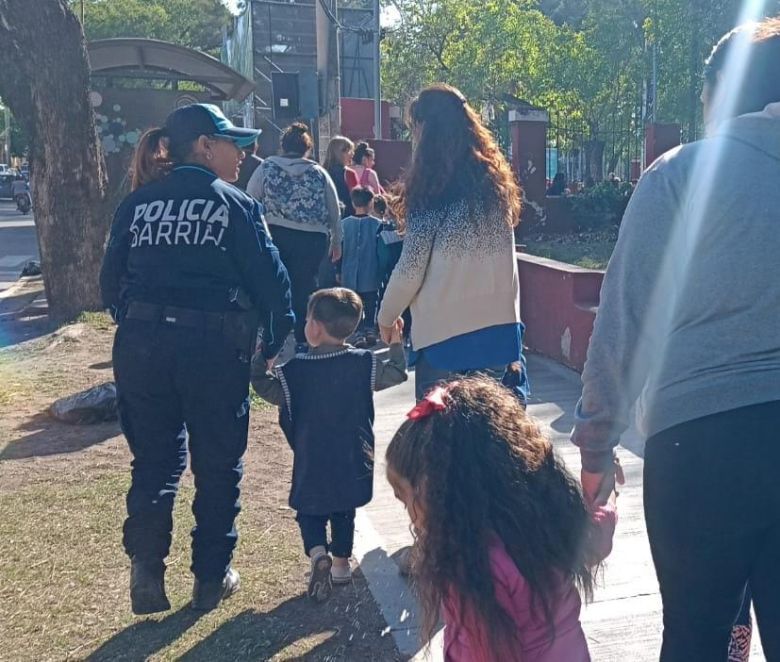 La policía barrial participo de un encuentro en el jardín "Maestro Indio Felipe Rosa"