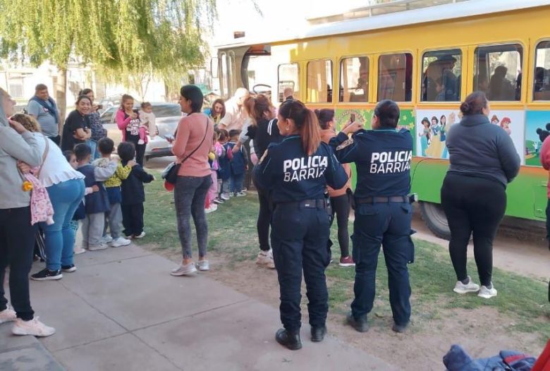 La policía barrial participo de un encuentro en el jardín "Maestro Indio Felipe Rosa"