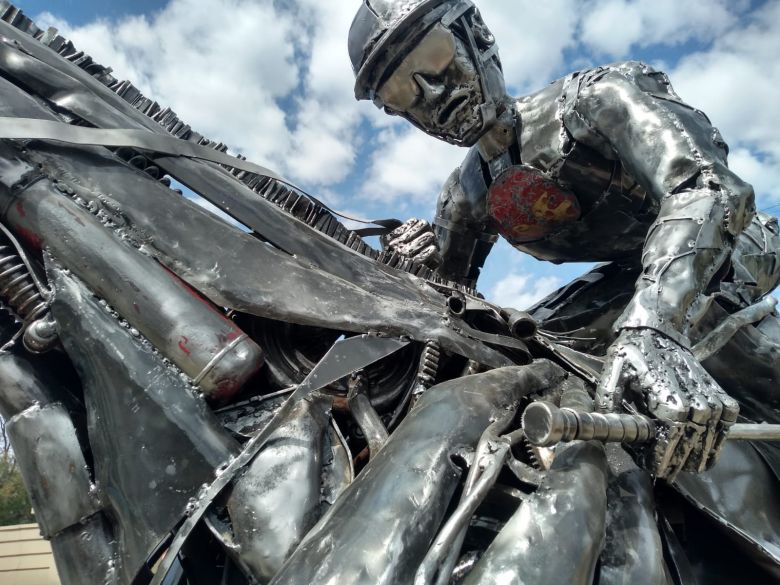 Descubren una estatua realizada con material reciclado en el Jockey Club