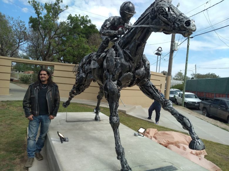 Descubren una estatua realizada con material reciclado en el Jockey Club