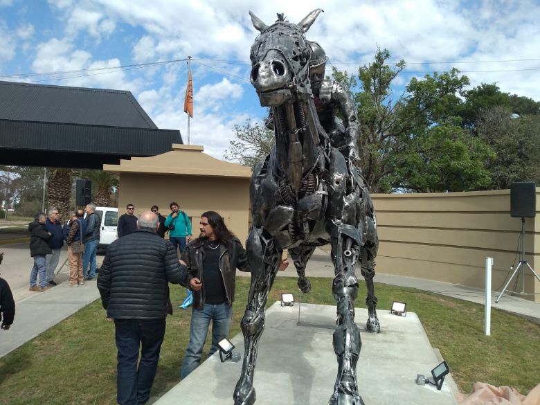 Descubren una estatua realizada con material reciclado en el Jockey Club