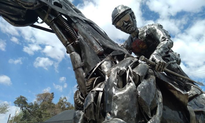 Descubren una estatua realizada con material reciclado en el Jockey Club