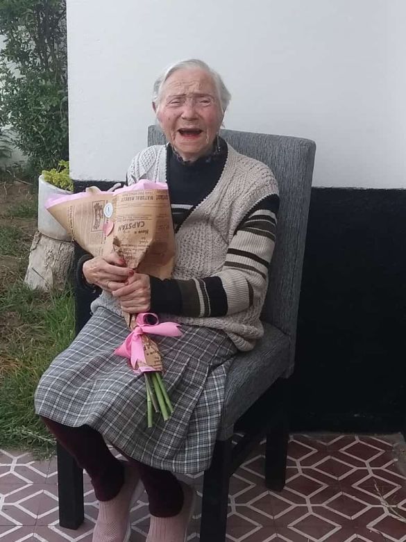 Walter Merlo y Roberto Codó le brindaron una serenata a una mamá en su día