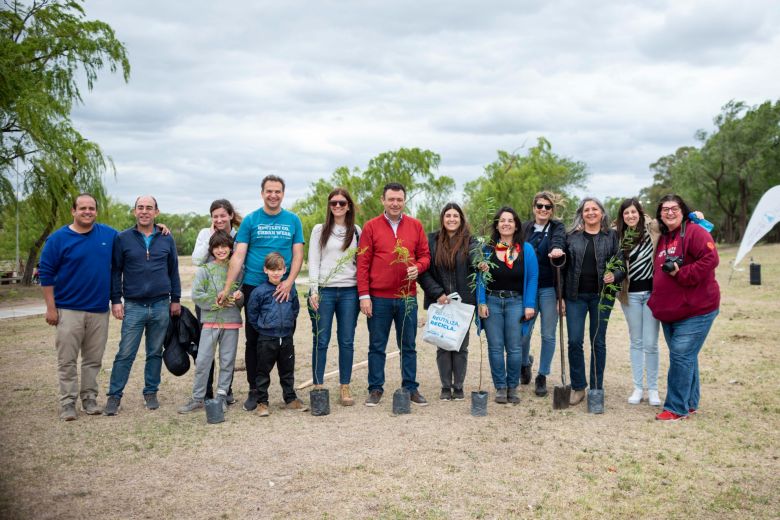 LV16, junto al Municipio y el Da Vinci plantaron mil algarrobos