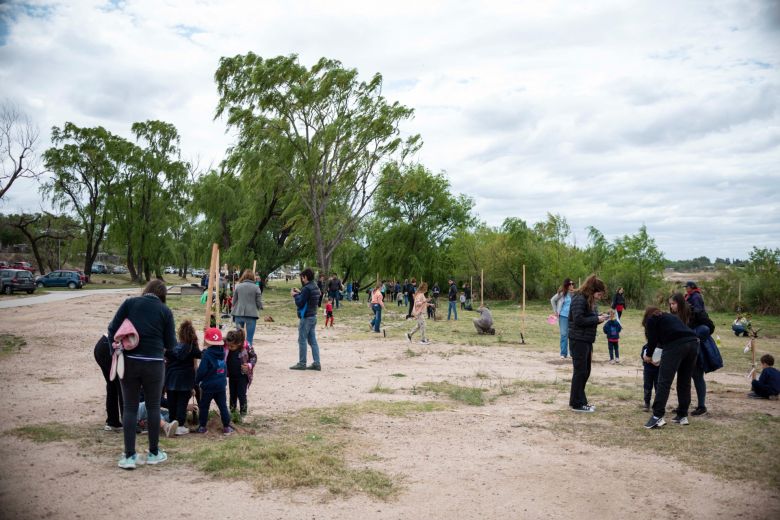 LV16, junto al Municipio y el Da Vinci plantaron mil algarrobos