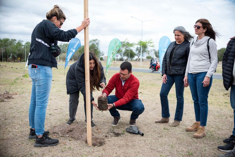 LV16, junto al Municipio y el Da Vinci plantaron mil algarrobos