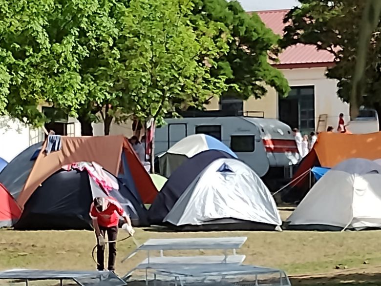 Se realiza un campamento solidario de un colegio de General Deheza en Achiras