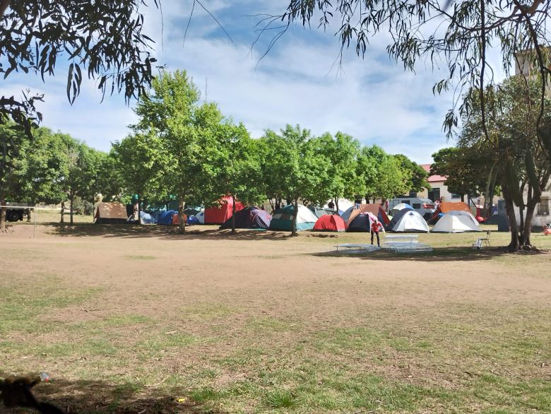 Se realiza un campamento solidario de un colegio de General Deheza en Achiras