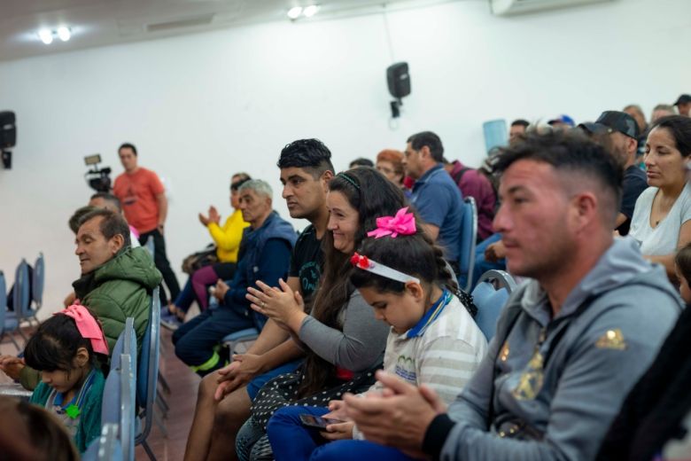 Se entregaron las 54 escrituras a vecinos de los barrios Ciudad Nueva, Padre Múgica, Valacco y manzana 219