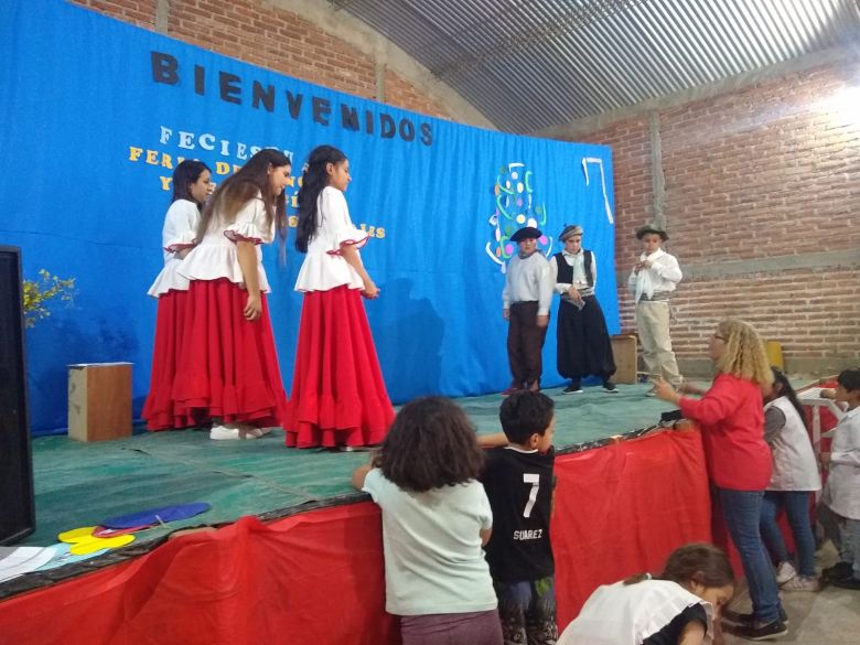 Feria de ciencias de escuelas rurales en San Bartolomé: van por instancias superiores y enseñanza de inglés