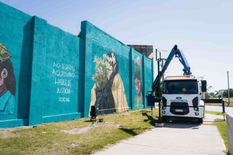 Intervención Artística en la Manzana 48: el intendente recorrió el avance de la obra