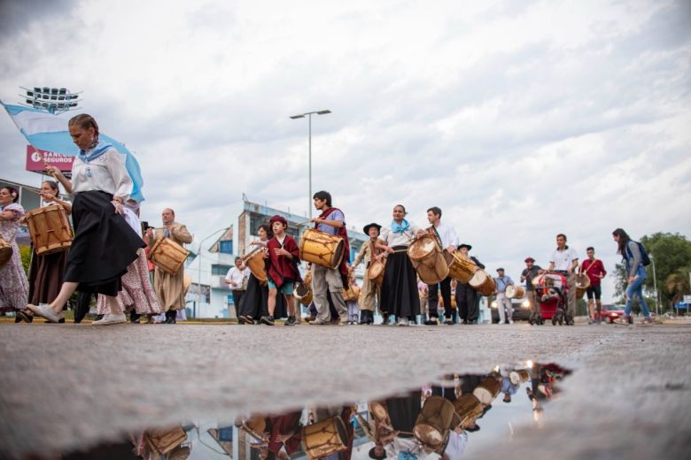 Más de 500 parejas bailaron el Pericón Nacional por el Día de la Ciudad