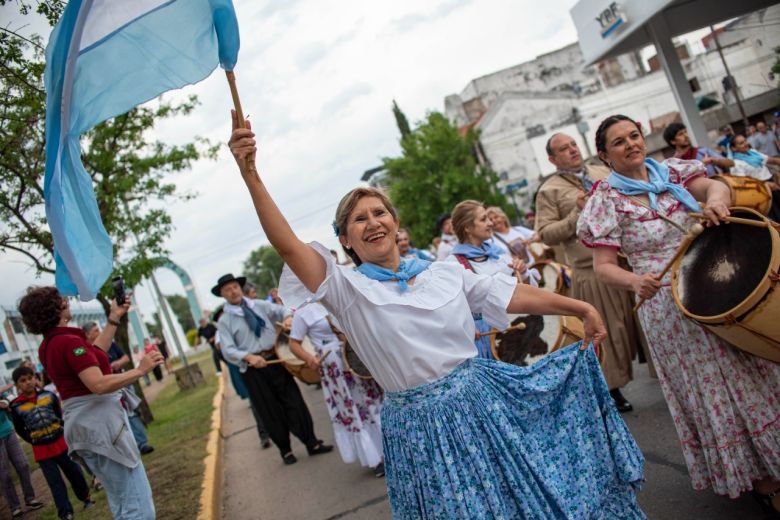 Más de 500 parejas bailaron el Pericón Nacional por el Día de la Ciudad