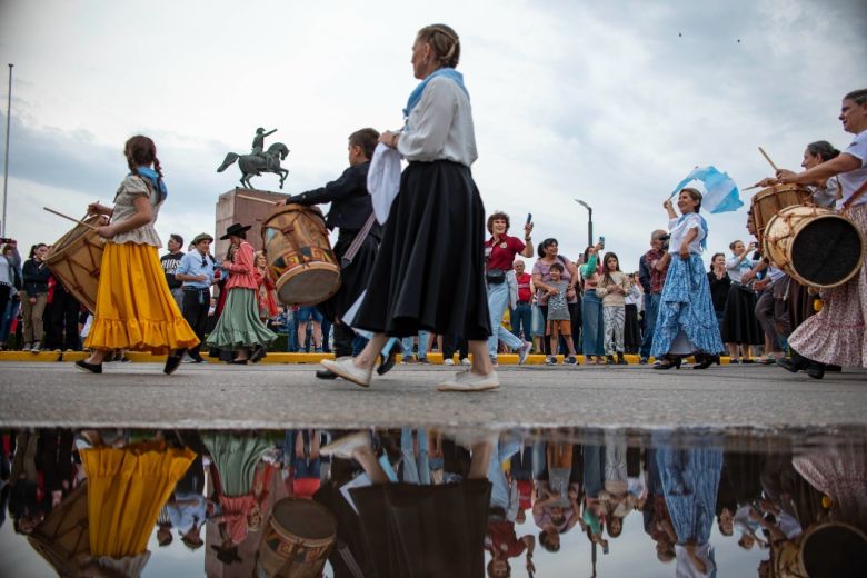 Más de 500 parejas bailaron el Pericón Nacional por el Día de la Ciudad