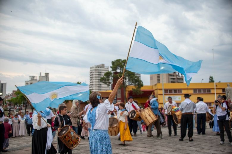 Más de 500 parejas bailaron el Pericón Nacional por el Día de la Ciudad