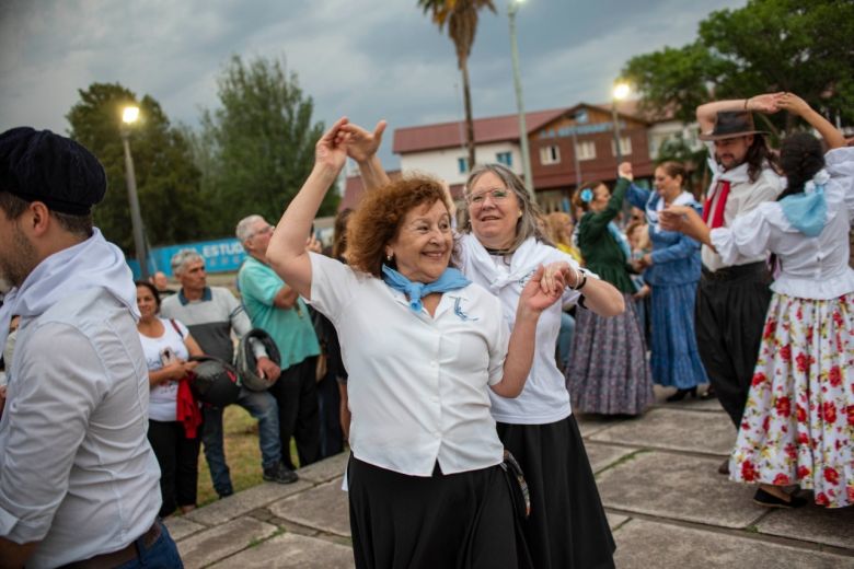 Más de 500 parejas bailaron el Pericón Nacional por el Día de la Ciudad