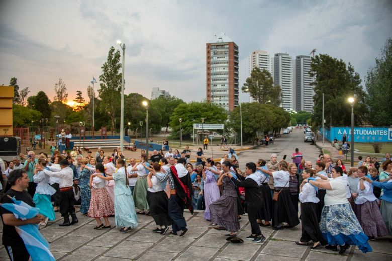 Más de 500 parejas bailaron el Pericón Nacional por el Día de la Ciudad