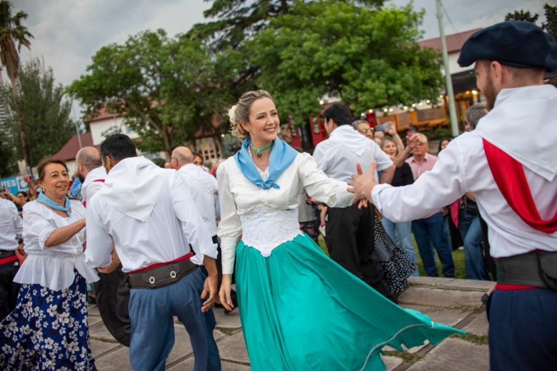 Más de 500 parejas bailaron el Pericón Nacional por el Día de la Ciudad