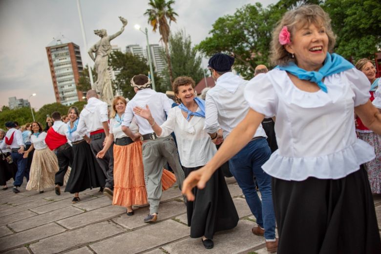 Más de 500 parejas bailaron el Pericón Nacional por el Día de la Ciudad