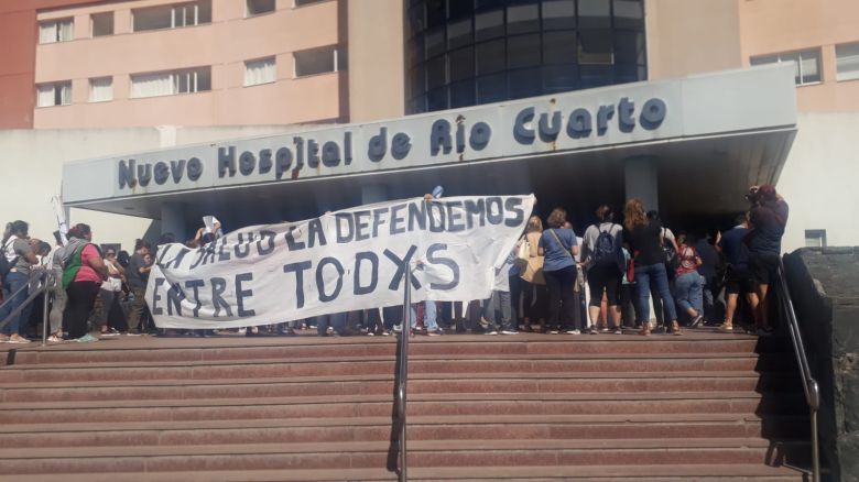 Alta concurrencia de los trabajadores de la salud en la marcha frente al Hospital 