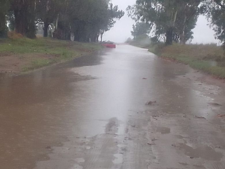 Anegamiento total del camino que va desde la Ruta 8 hasta el paraje La Gilda