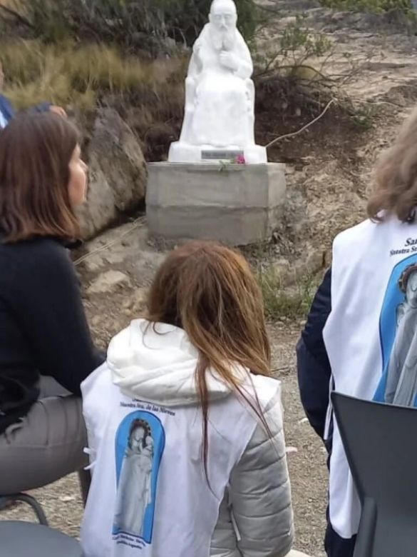 Habló por primera vez la mujer que dice recibir mensajes de la Virgen y construyó un santuario