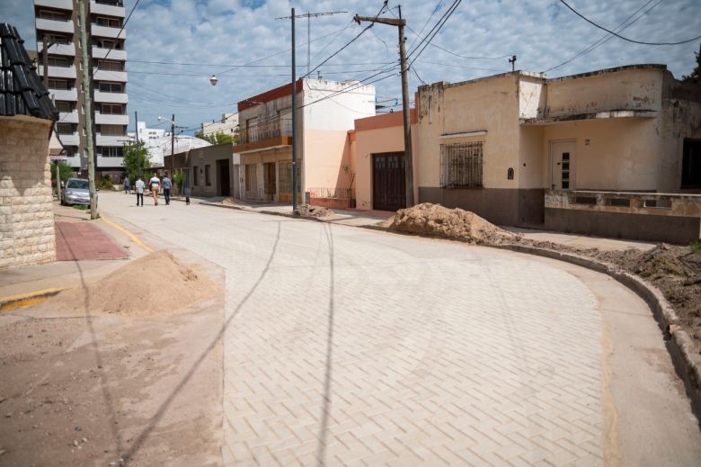 Plan de Pavimentación: avanzan las tareas de adoquinado en Pje. Maipú