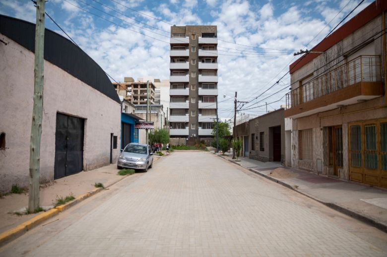 Plan de Pavimentación: avanzan las tareas de adoquinado en Pje. Maipú