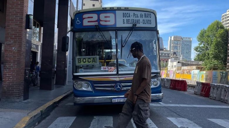 Una foto de Travis Scott caminando por la Boca enloqueció a todos