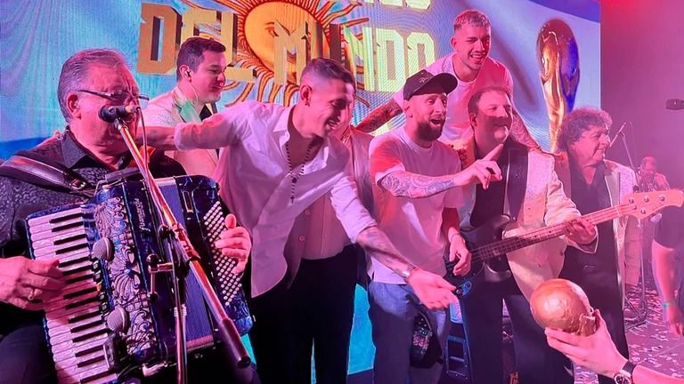 El show en la fiesta de los campeones que organizó Messi: el detalle en los vasos y la canción que cantó Leo con Di María y Paredes