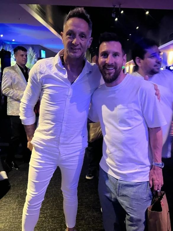 El show en la fiesta de los campeones que organizó Messi: el detalle en los vasos y la canción que cantó Leo con Di María y Paredes