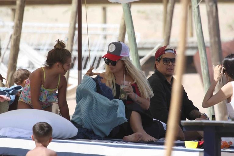 Las vacaciones de soltera de Wanda Nara en las playas de Punta del Este, acompañada por su hermana e hijos