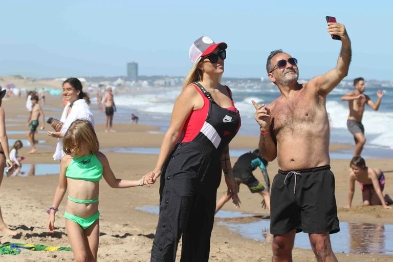 Las vacaciones de soltera de Wanda Nara en las playas de Punta del Este, acompañada por su hermana e hijos