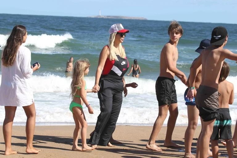 Las vacaciones de soltera de Wanda Nara en las playas de Punta del Este, acompañada por su hermana e hijos