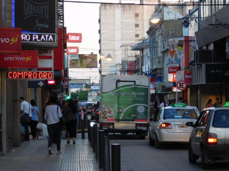 Cierra un local de ropa del centro y realizan una "barata" para las indemnizaciones