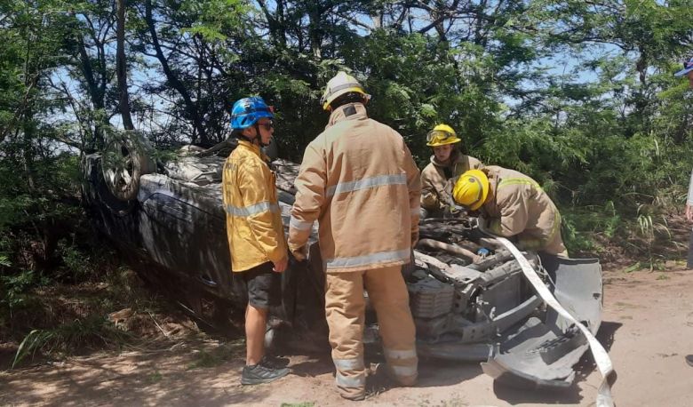 Un vehículo volcó cerca de Alpa Corral