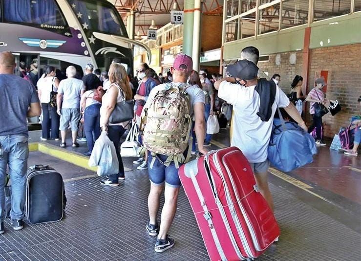 Se intensifica el movimiento de viajeros en la terminal de ómnibus