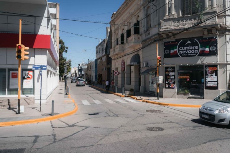 Puesta en valor del microcentro: se realizan arreglos de veredas, demarcación vial y ornamentaciones florales