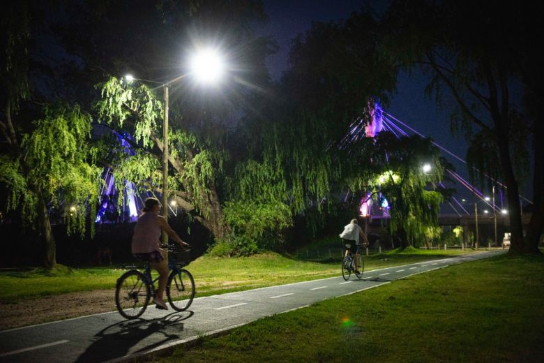 Costanera Sur: Se habilitó el sistema lumínico en más de 900 metros de la ciclovía