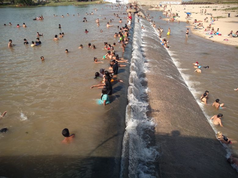 Miles de riocuartenses coparon el río y los piletones municipales