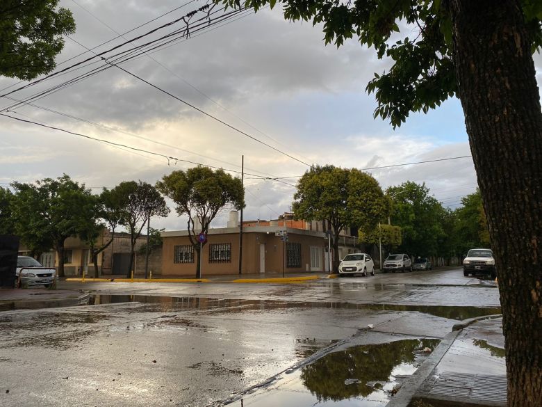 La temperatura desciende y la lluvia genera alivio en la ciudad