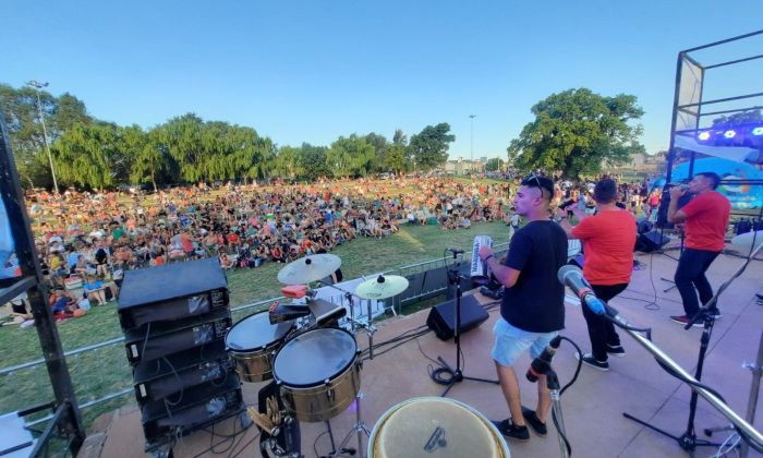 Miles de personas asistieron al festival musical en el Anfiteatro Griego