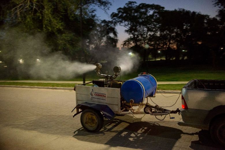 Se realizan tareas de fumigación terrestre en los barrios por el dengue 