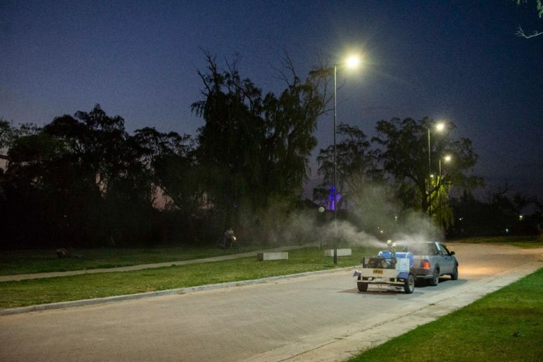 Se realizan tareas de fumigación terrestre en los barrios por el dengue 