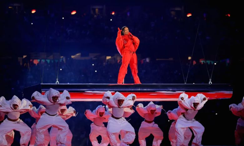 Rihanna volvió a lo grande: así fue su show de medio tiempo en el Super Bowl