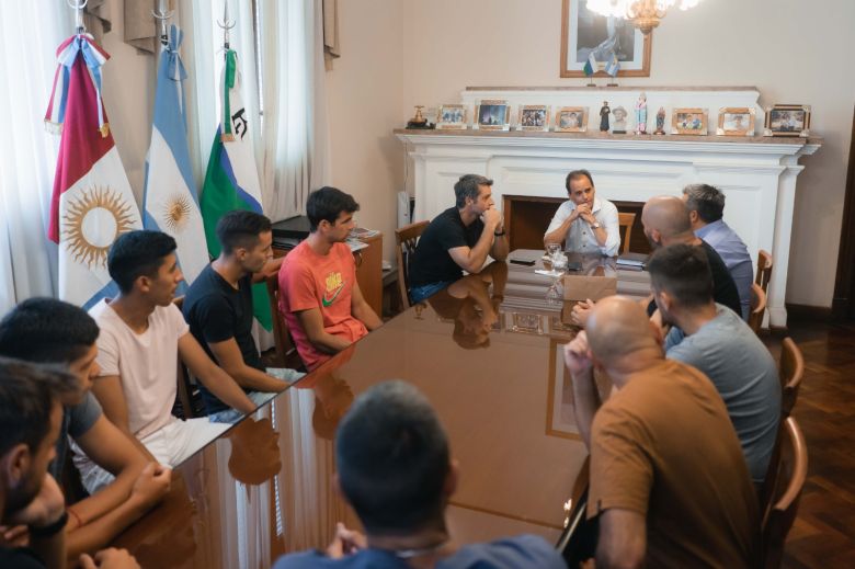 El Intendente recibió a los integrantes del Club Sportivo y Biblioteca Atenas tras el ascenso al Torneo Federal A