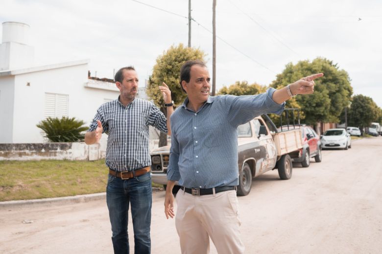 Plan de pavimentación: Llamosas recorrió las obras del Barrio Industrial